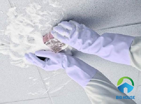 Tham khảo thêm các mẹo làm sạch các vết bẩn khác trên gạch ốp tường nhà tắm 
