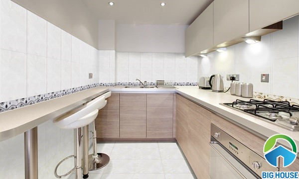 Phòng bếp sử dụng gạch ốp màu trắng siêu đẹp mắt và hiện đại