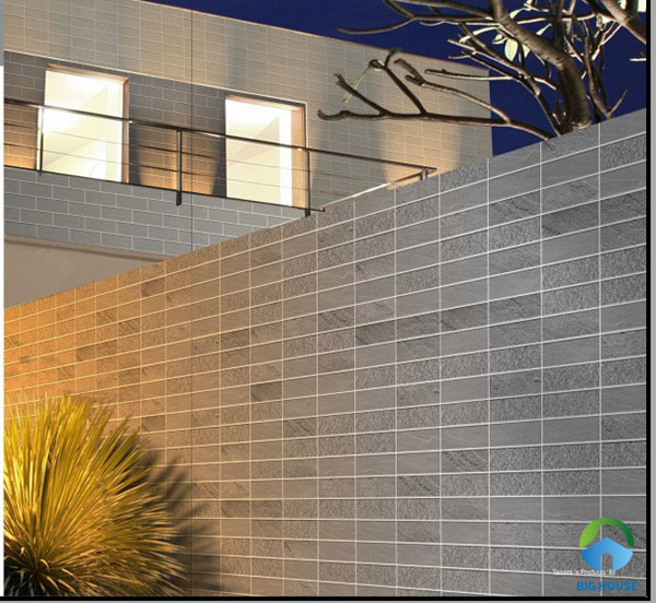 Sử dụng gạch thẻ màu ghi ốp tường bao giúp không gian trải dài, rộng rãi hơn so với bình thường