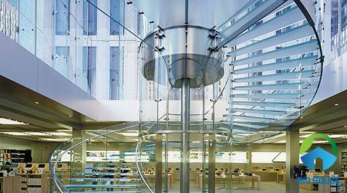 mẫu cầu thang bằng kính trung tâm thương mại